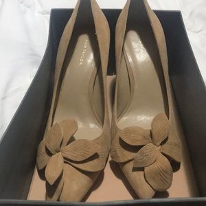 NWT Ann Taylor suede flower pump